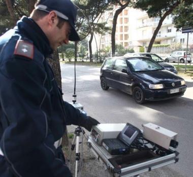 Un vigile ai controlli di un autovelox sul viale Nazario Sauro    