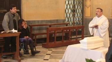 La piccola bara di Chiara durante i funerali e nello sfondo i genitori