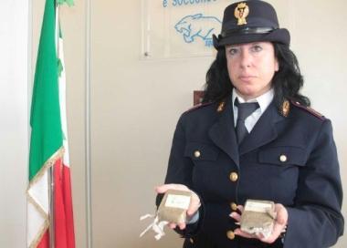 La droga sequestrata dagli agenti delle volanti 