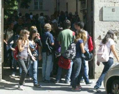 Studenti alluscita del liceo Cecioni     