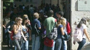 Studenti all’uscita del liceo Cecioni