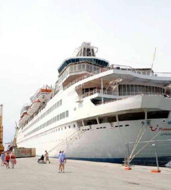 Una nave da crociera a Marina 