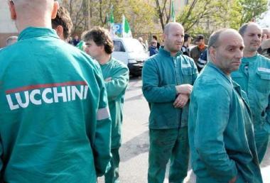Operai della Lucchini al termine del turno di lavoro 