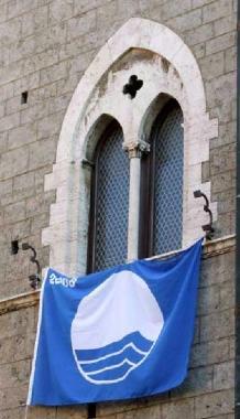 La bandiera blu a Palazzo civico 