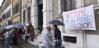 Striscione di protesta degli stabilizzandi davanti al rettorato 