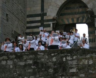 Una banda costretta a salire sulle scale del Castello durante il raduno di domenica  