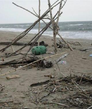 Detriti e sporcizia sulla spiaggia della Lecciona ieri pomeriggio 