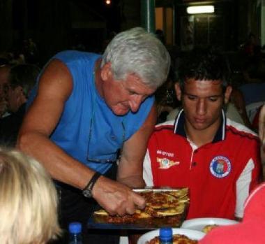 <b>AL TAVOLO</b> Mauro Giusti serve i tortelli alla festa dellagosto 2008 