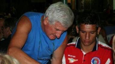 <b>AL TAVOLO</b> Mauro Giusti serve i tortelli alla festa dell’agosto 2008