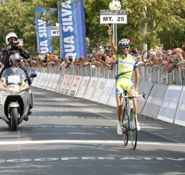 Un arrivo a braccia alzate di Vincenzo Nibali 