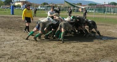 Ragazzi impegnati in un allenamento di rugby alla Bellaria Cappuccini di Pontedera e, a destra in vasca per seguire le lezioni di pallanuoto 