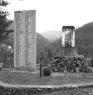 <b>RICORDO.</b> Il cippo dedicato ai martiri delleccidio nazista di San Terenzo Monti 