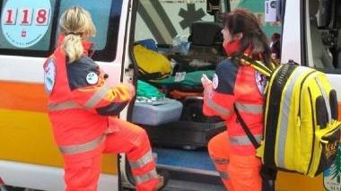 Due volontarie con ambulanza della Pubblica assistenza di Maresca