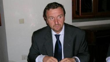 A sinistra Marco Ciani sopra un campo coltivato da un agricoltore     