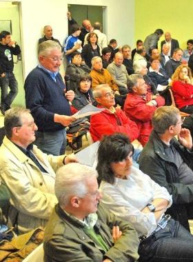 A destra il pubblico al consiglio Sotto Erasmo DAngelis 