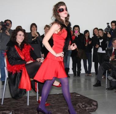 Sopra la sede dellIstituto darte. In alto, una sfilata di moda organizzata dalla scuola 