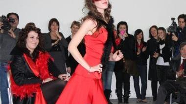 Sopra la sede dell’Istituto d’arte. In alto, una sfilata di moda organizzata dalla scuola