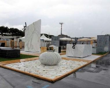 <b>MARMO E ARTE.</b> Uno stand esterno di Marmotec nelledizione del 2008           