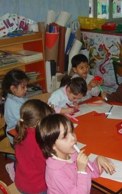 Bimbi in una scuola per l’infanzia (foto di archivio)