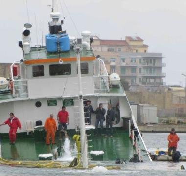Nel servizio fotografico di Pentafoto, le immagini del salvataggio della bettolina affondata 