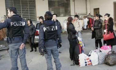 I controlli dei cinesi da parte della polizia durante uno dei blitz portati avanti in chinatowm 