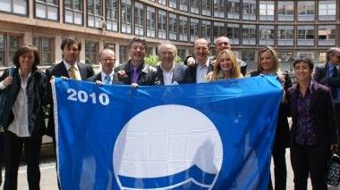 Terzo da sinistra Marmugi, accanto Agostini e Pacini, sulla destra Lucchesi e Ghezzani con la bandiera blu