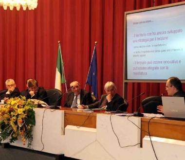 Il palco dei relatori alla Camera di Commercio