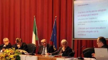 Il palco dei relatori alla Camera di Commercio