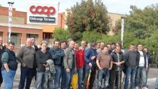Alcuni dei camionisti che lavorano per la Coop durante il presidio di ieri a Vignale