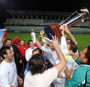 La notte del Castellani è magica per il Lazzeretto che alza al cielo la coppa (foto sotto) e festeggia (foto sopra) davanti ai suoi tifosi