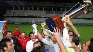 La notte del Castellani è magica per il Lazzeretto che alza al cielo la coppa (foto sotto) e festeggia (foto sopra) davanti ai suoi tifosi