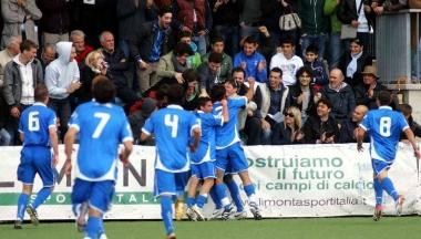 La festa degli azzurrini e dei tifosi dopo la rete messa a segno da Nicolao Dumitru nel corso del match di andata contro lInter giocato al centro sportivo di Monteboro 