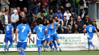 La festa degli azzurrini e dei tifosi dopo la rete messa a segno da Nicolao Dumitru nel corso del match di andata contro l’Inter giocato al centro sportivo di Monteboro