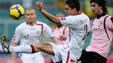 <b>TESTA ALTA. </b>Romano Perticone, premiato dal club Rondina