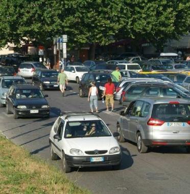 Auto in piazza S. Maria  