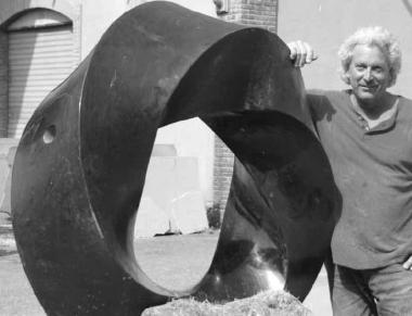Michael Esbin e una delle sue sculture      