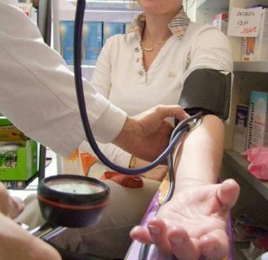 Un paziente si misura la pressione in farmacia 