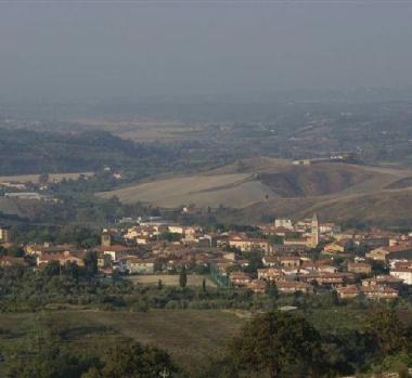 Una veduta panoramica di Casciana Terme e lassessore comunale alla Cultura Luca Fracassi     