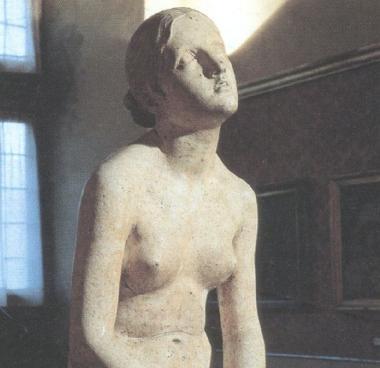 Una delle sculture dellartista   