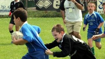 Un’azione di rugby giovanile