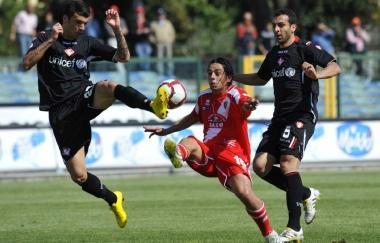 <b>SECONDA PUNTA.</b> Esposito contro i difensori del Piacenza 