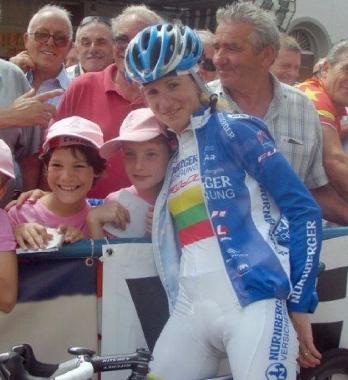 La campionessa Edita Pucinskaite festeggiata da giovani fan 