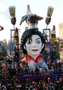 Il carro-omaggio a Michael Jackson sfilato sui viali a mare 
