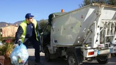 Un operatore impegnato nella raccolta porta a porta