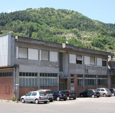 Sopra gli operai Rivatex durante unassemblea a destra la sede della fabbrica a Vaiano 