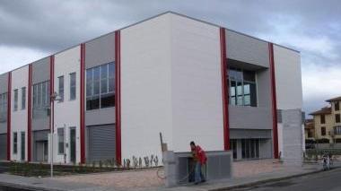 L’edificio in cui si trova l’Easy Food; a lato, il villaggio scolastico