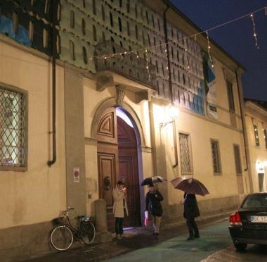 Sopra, il sindaco Cenni consegna i sigilli a Jenkins. In alto a destra, lingresso di Palazzo Pacchiani 