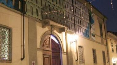 Sopra, il sindaco Cenni consegna i sigilli a Jenkins. In alto a destra, l’ingresso di Palazzo Pacchiani