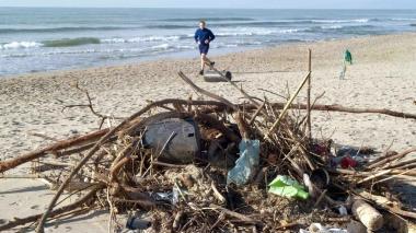 <b>DETRITI.</b> Il materiale rimasto sulla spiaggia dopo essere stato portato dal mare