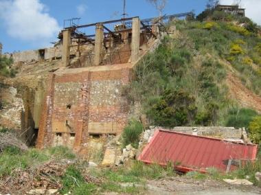 Unimmagine delle vecchie strutture a servizio dellattivit&agrave; mineraria allinterno del comparto di Vigneria a Rio Marina   